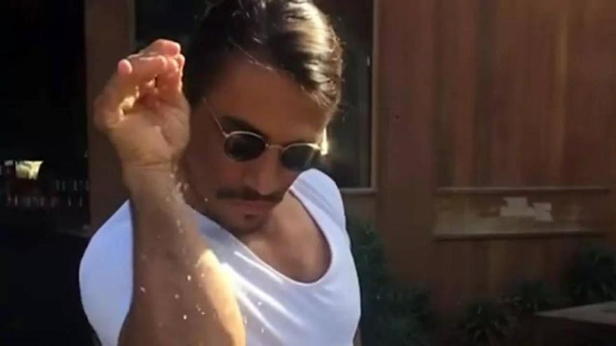 El famoso chef turco Salt Bae pone la primera piedra de su proyecto en Baleares