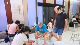 La vendimia de Cangas del Narcea entra en el mercado de abastos de Avilés por la Bienal Climática