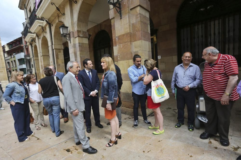 Minuto de silencio en la plaza del Ayuntamiento por el asesinato de la joven ovetense en Melilla