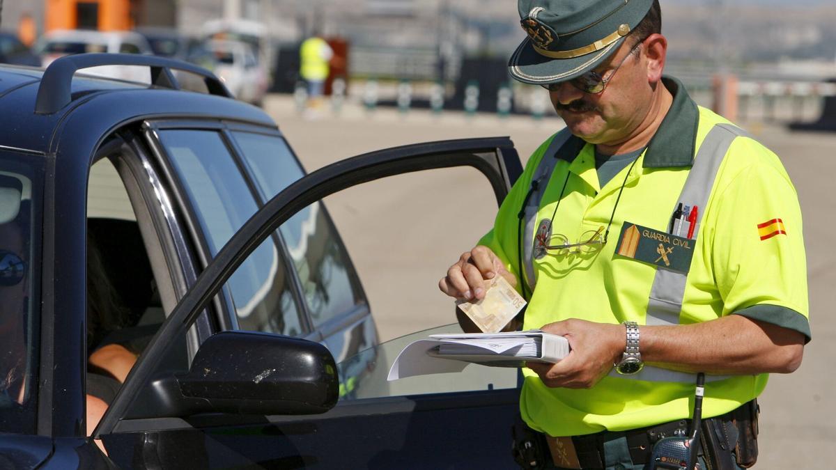 Multa de 200 euros por conducir su coche a 115 kilómetros por hora en autopista pero le pillaron lo que no esta dentro del vehículo: la Guardia Civil ya vigila el interior