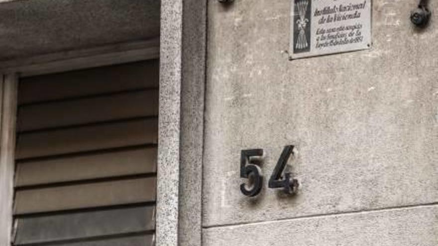 Alcoi retirará 172 placas franquistas ubicadas en fachadas de viviendas