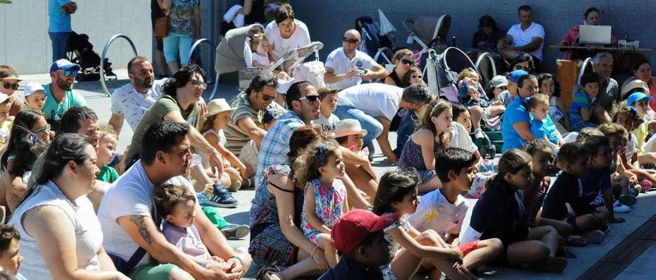 Público durante la representación protagonizada por Monicreques de Kukas en la plaza del consistorio. // I.Abella