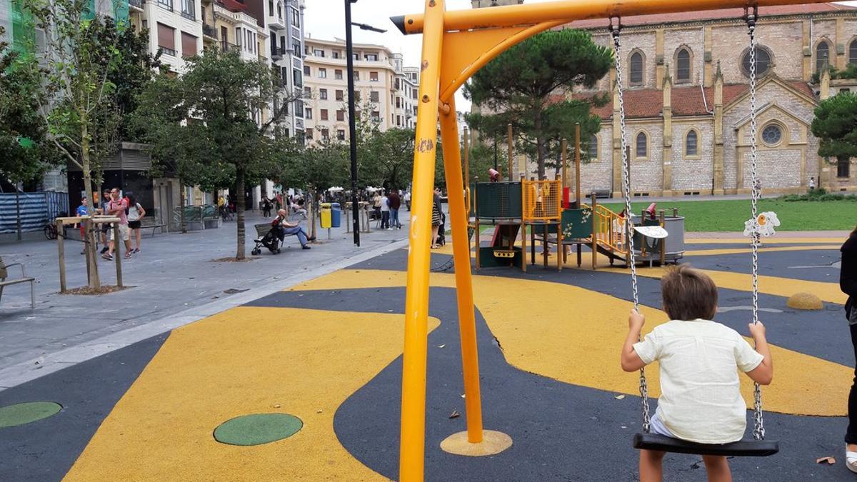 Un niño juega en un parque infantil de San Sebastián.