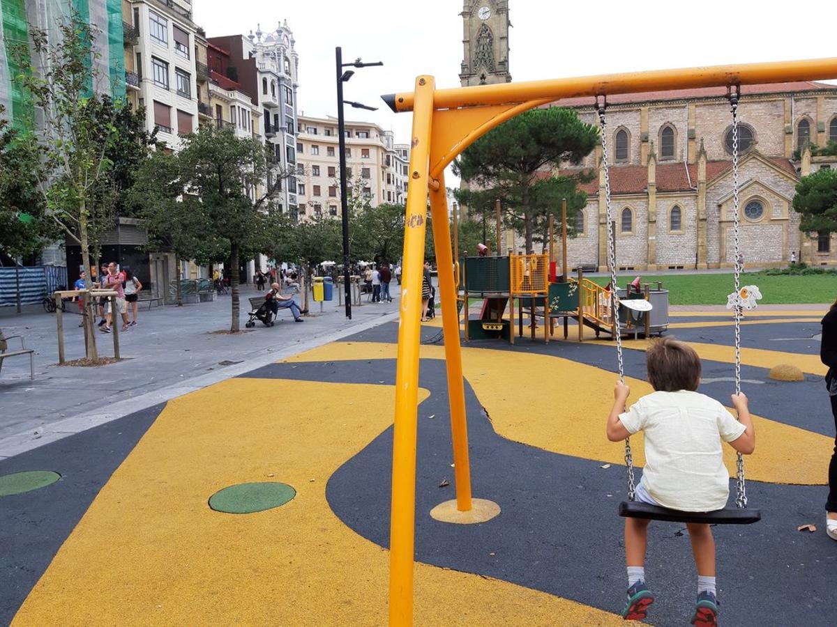 Un niño juega en un parque infantil de San Sebastián.