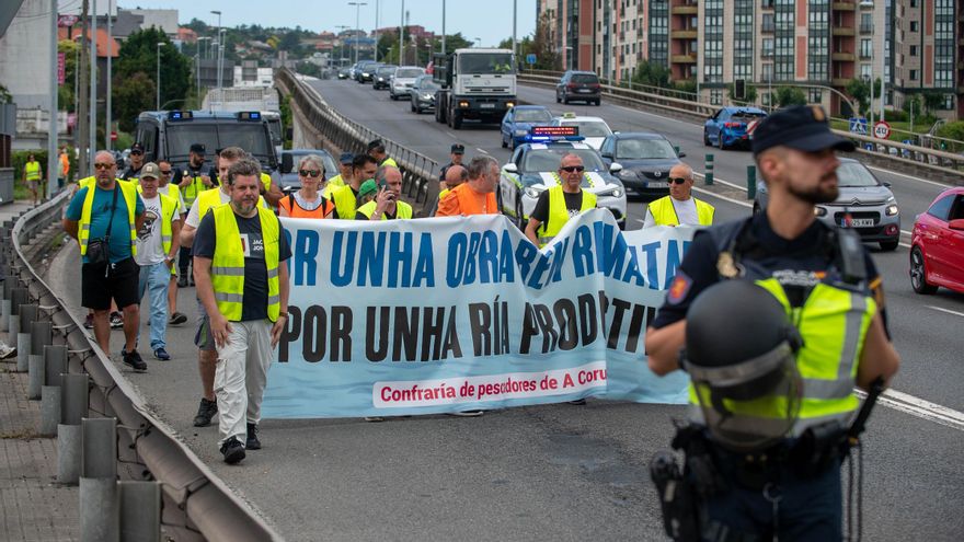 Mariscadores de O Burgo secundan una nueva protesta en demanda de ayudas tras el dragado