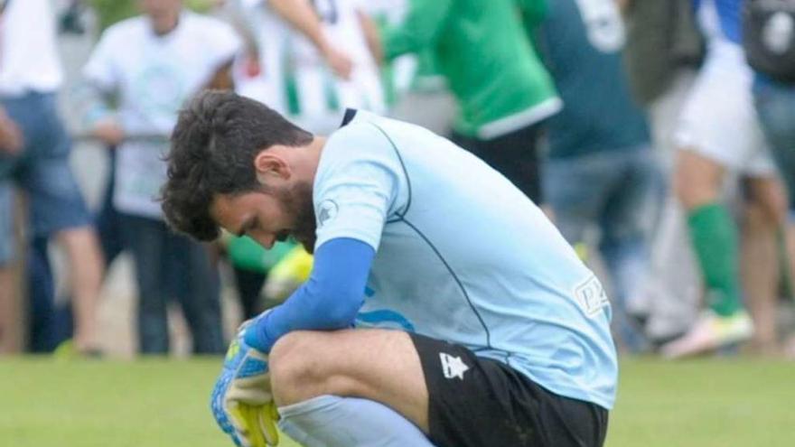 Marcos Valón cabizbajo tras encajar el segundo, mientras el rival celebraba el gol.