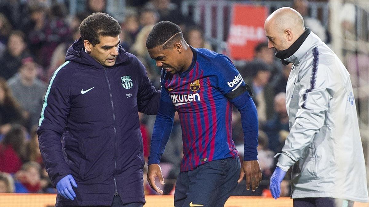 Malcolm atendido por los medicos tras lesionarse durante el partido de vuelta de la copa del rey entre el Barca y la Cultural Leonesa