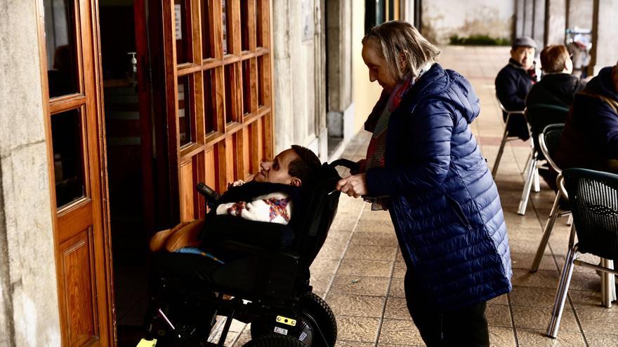&quot;Me daban dos meses de vida; nací con fracturas y llevo más de cien&quot;: la resistencia de Laura, una avilesina con huesos de cristal que ya ha cumplido 47 años