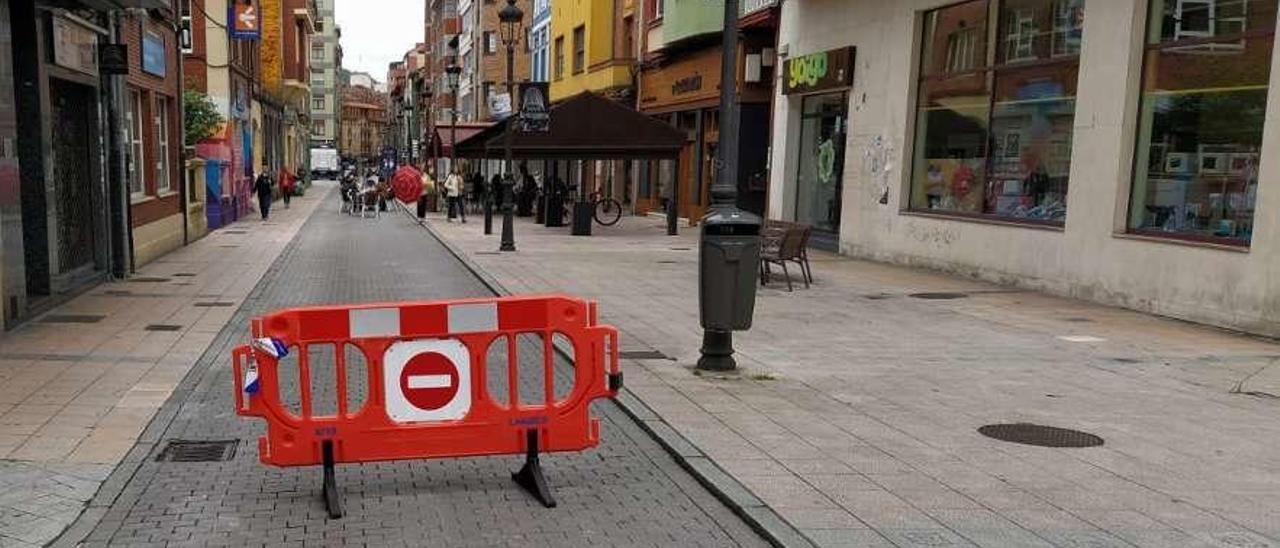 Una calle de La Felguera cerrada para permitir la ampliación de terrazas.