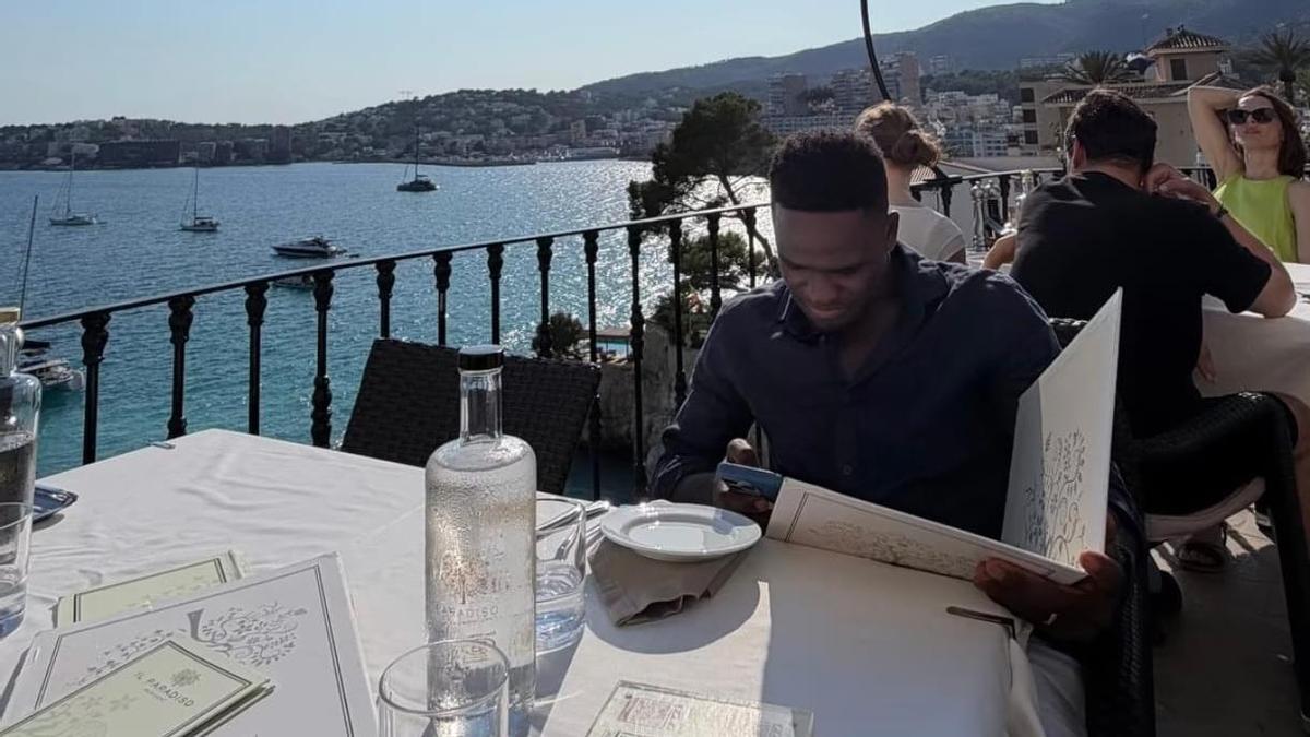 Luvumbo compartió una imagen suya en Mallorca mientras espera a que se confirme su fichaje.