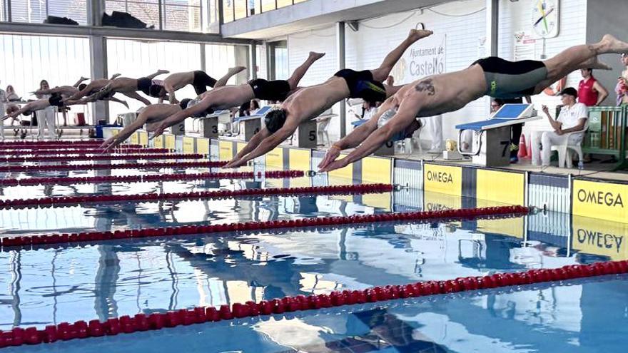 Natación, subida a la cuerda, &#039;press banca&#039;...Casi 500 aspirantes a 28 plazas de bombero en Castellón