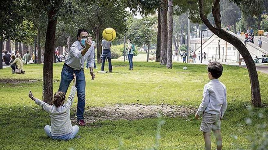 Niños jugando en un parque de Palma el primer día que los abrieron durante el confinamiento.