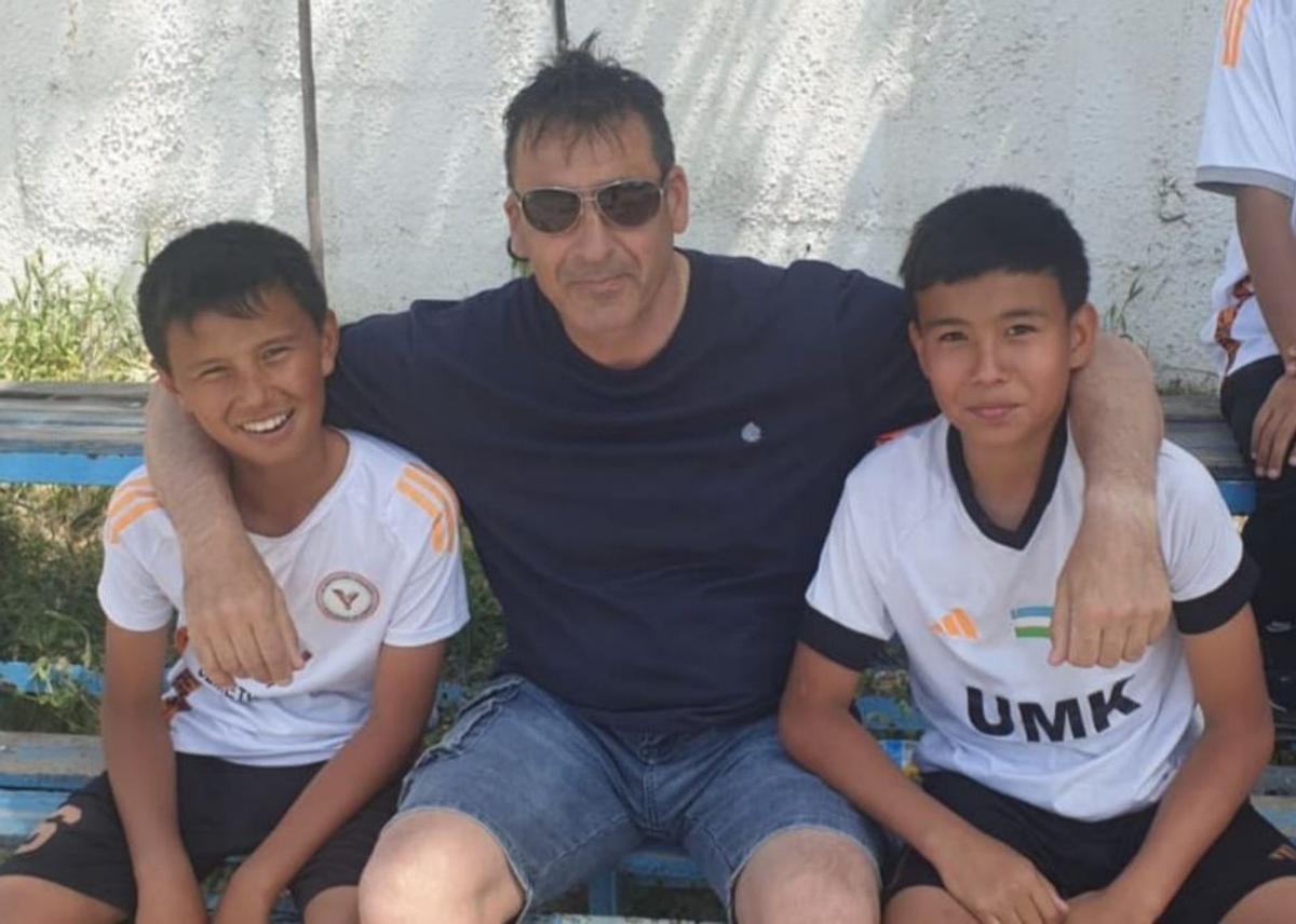 El entrenador zamorano con dos jugadores uzbekos.