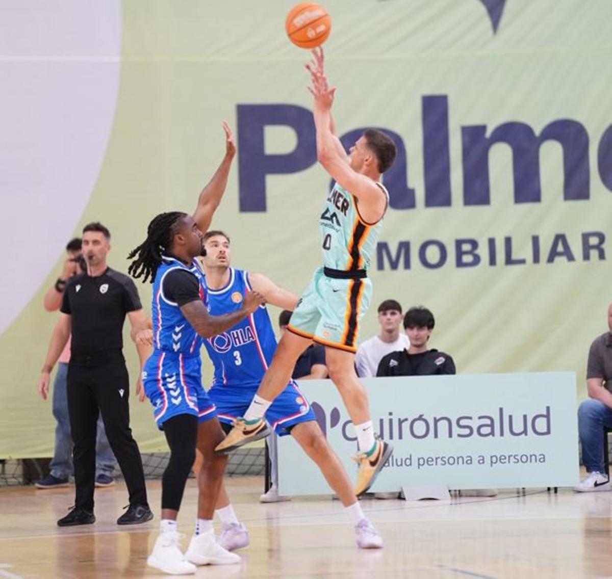 Atencia lanza a canasta ante el Alicante.