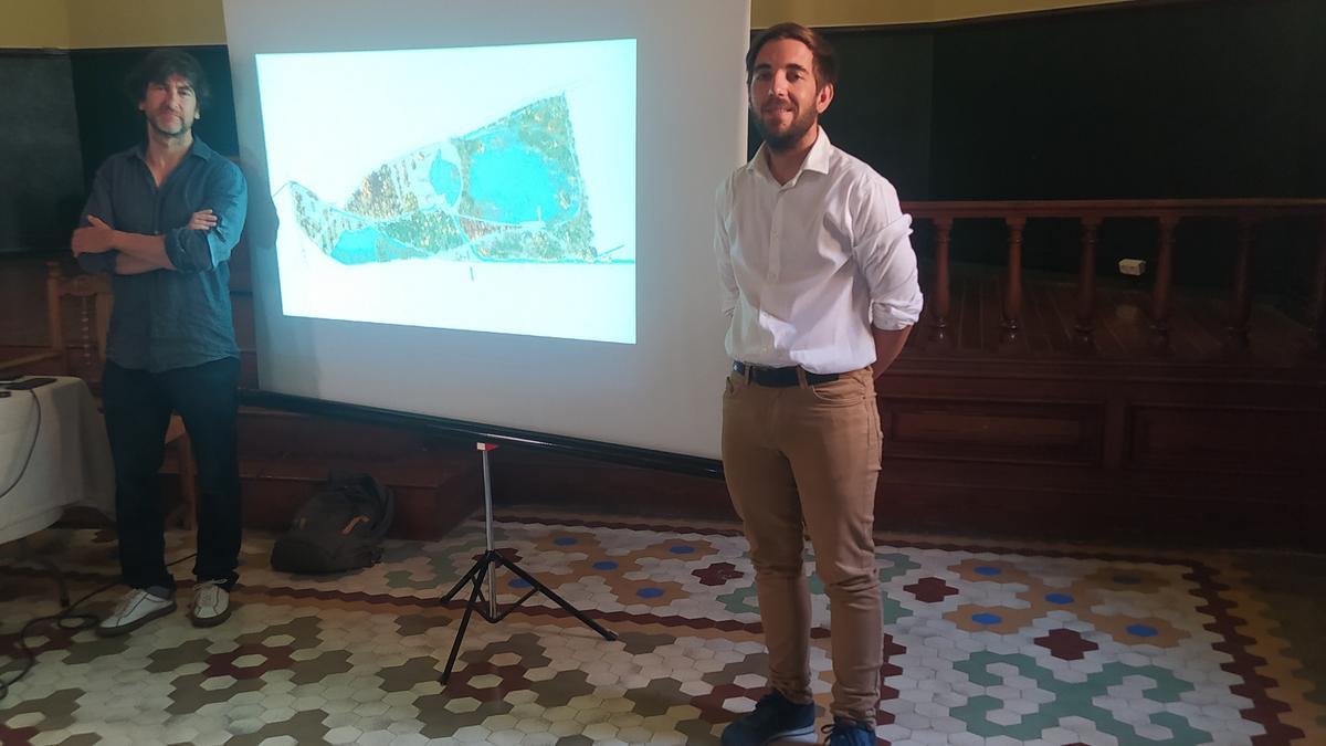 El concejal Navarro junto al arquitecto del anteproyecto, Nacho Carbó.