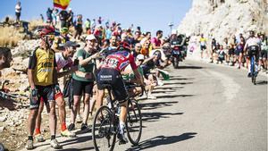 Remco Evenepoel sube descolgado hacia la cima de La Pandera.