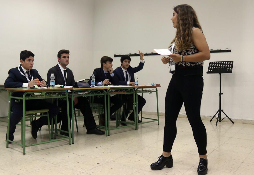 Las imágenes de la primera ronda del Torneo de Debate Escolar de Málaga, que cuenta con el respaldo de La Opinión de Málaga y la colaboración de la Obra Social de La Caixa