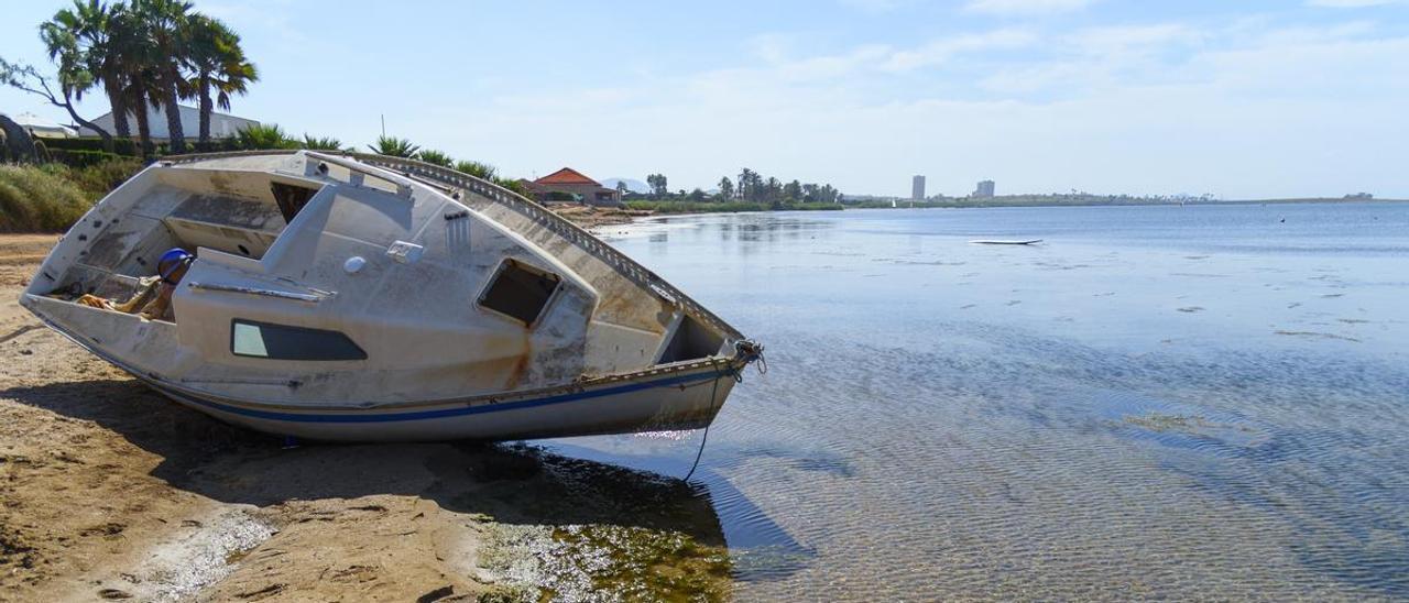 Una embarcación abandonada a orillas del Mar Menor.