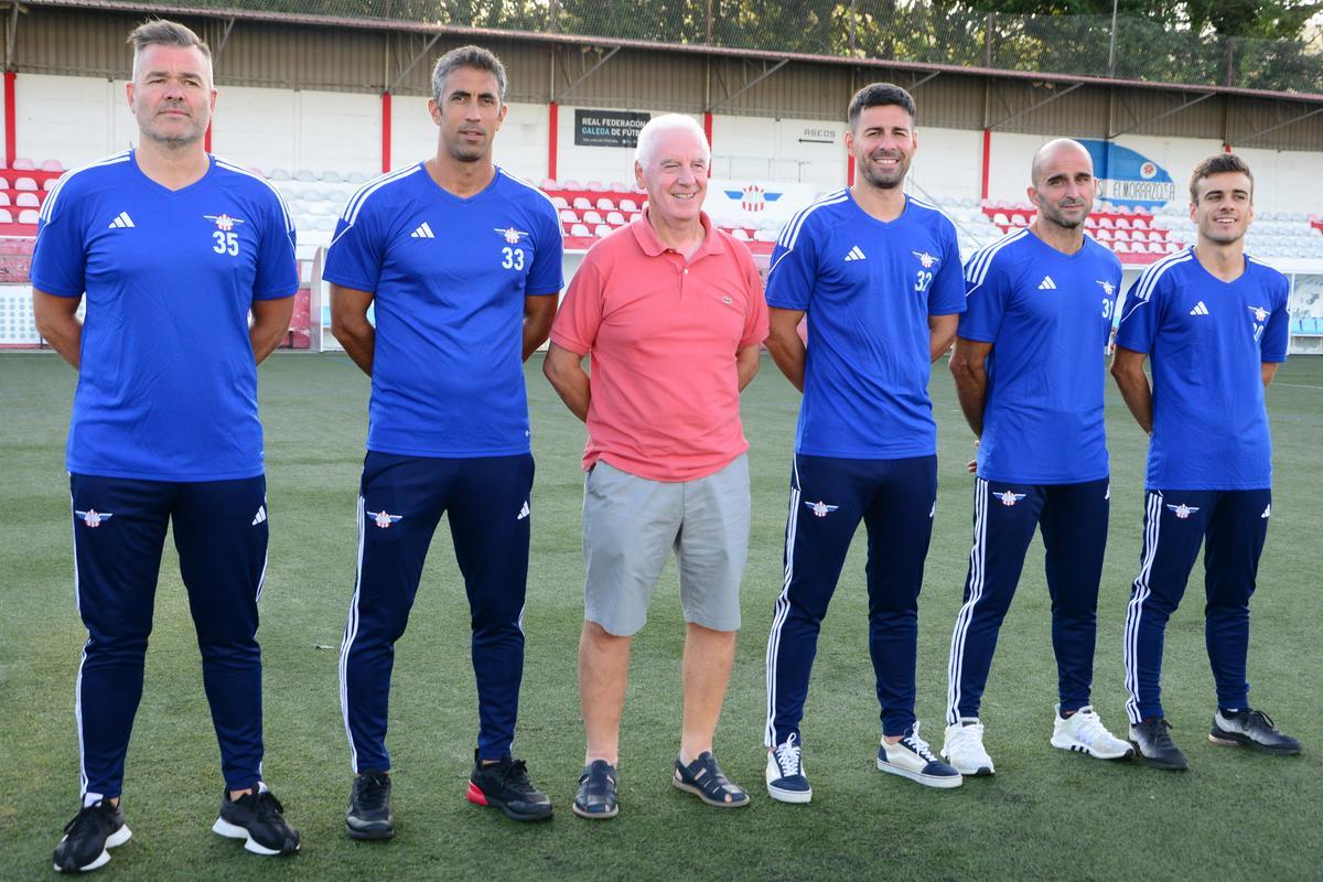 El equipo técnico del Alondras con Rafa Outeiral, presidente del club, en el centro.