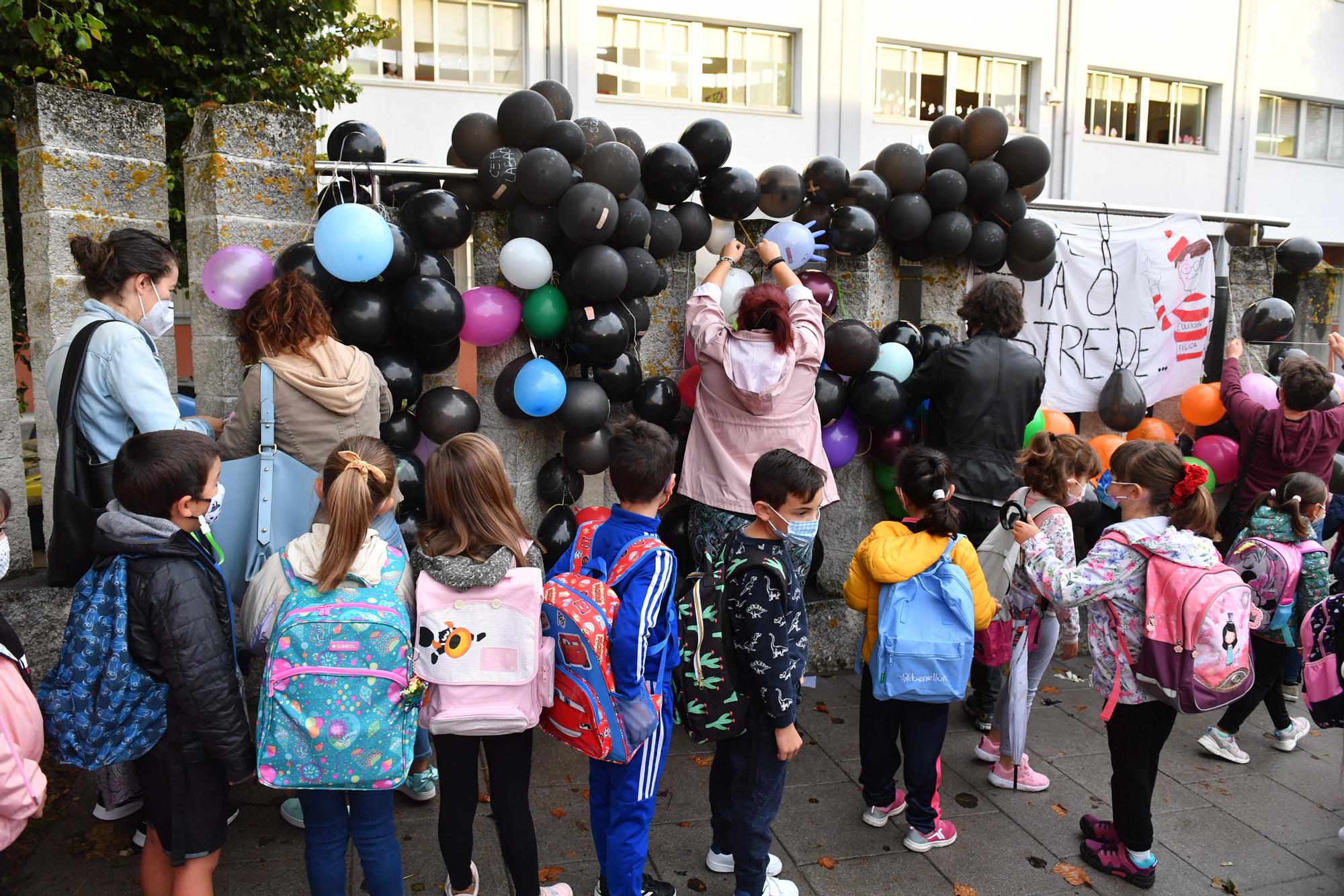 Globos contra los recortes en colegios de A Coruña