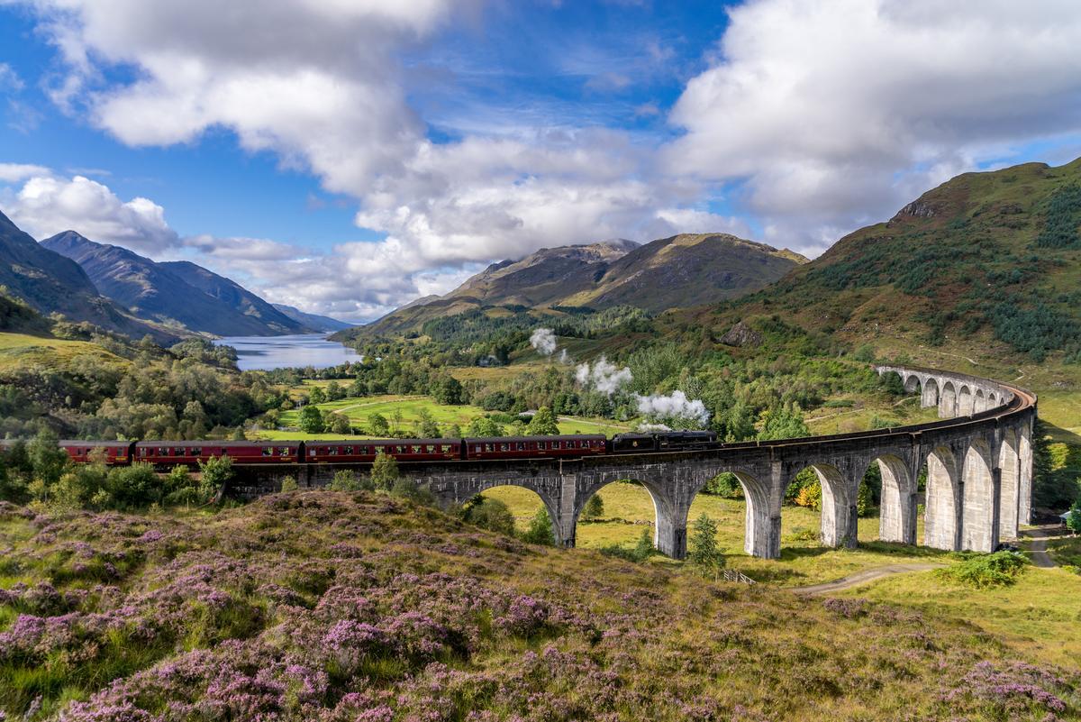 El Viaducto de Glenfinnan es un emblemático puente ferroviario de las Tierras Altas de Escocia. Famoso mundialmente por ser el escenario por donde cruza el Expreso de Hogwarts en las películas de Harry Potter, este viaducto es el puente de hormigón más largo de Escocia