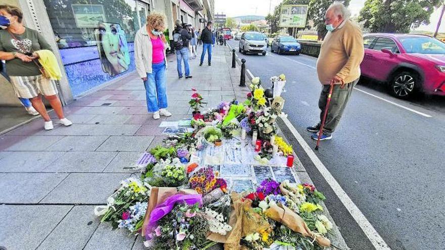 Flores, velas y mensajes colocados ayer en el lugar donde murió Samuel Luiz.
