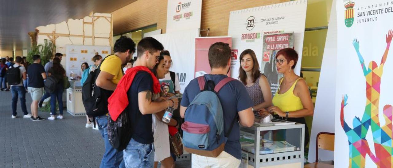 La concejala de Juventud ofrece información de San Vicente a los universitarios en la jornada de bienvenida en la UA.