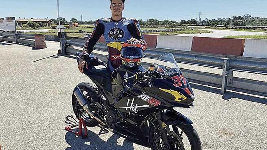 Augusto Fernández posa con su motocicleta Kalex.