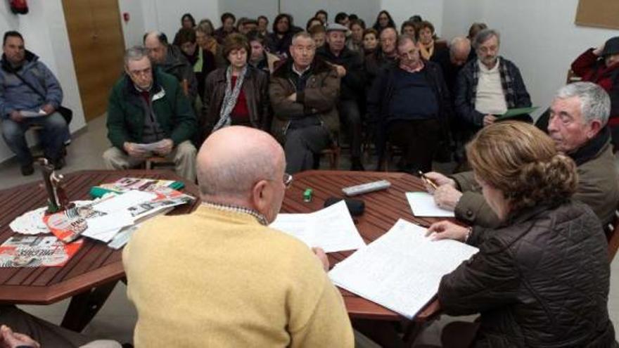 Asistentes a la última asamblea de esta comunidad de montes. // Bernabé/Luismy