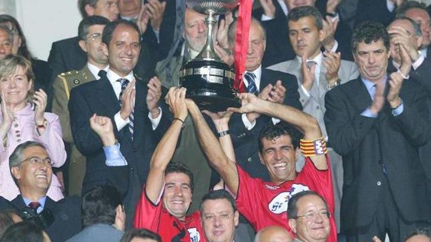 Paco Soler y Nadal levantan el trofeo de campeones de la Copa del Rey.