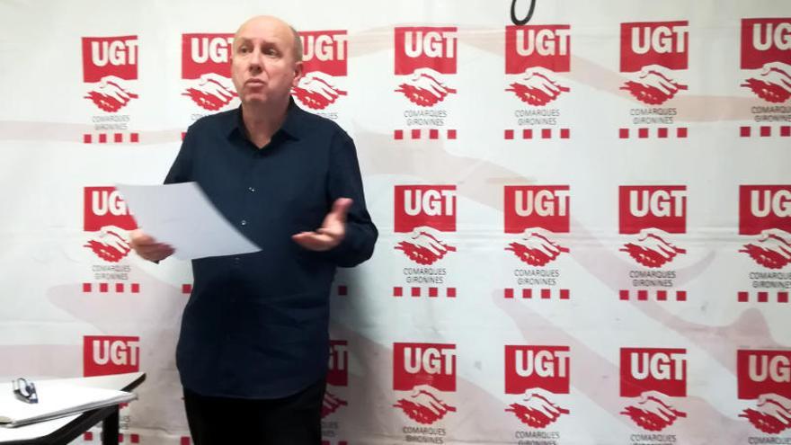 El secretari general de la UGT a Girona, Xavier Casas, explicant les dades sobre ocupació a la demarcació