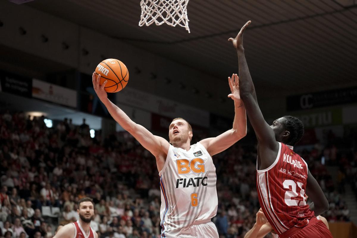 Koumadje trata de taponar a Hildreth en el choque ante el Bàsquet Girona.