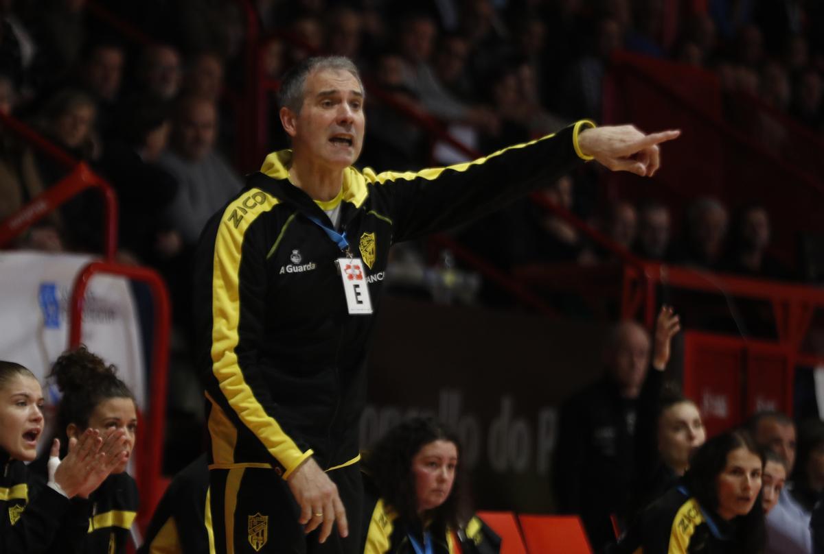 Abel González da instrucciones durante un partido del Mecalia.