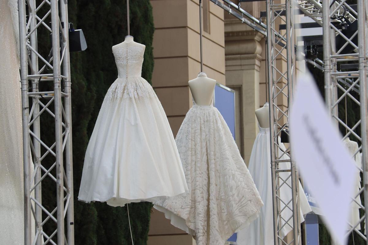 Montaje de La Fura dels Baus con vestidos de novia en la avenida de Maria Cristina
