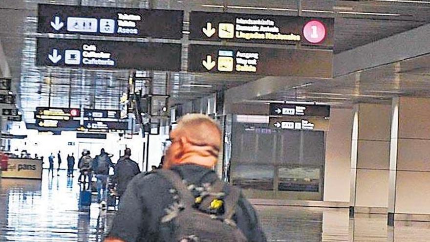 Imagen de archivo de turistas en un aeropuerto del Archipiélago.