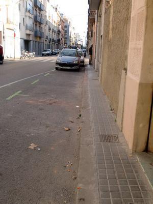 Les minivoreres del carrer de Taulat. {Por lo que} es veu a la foto, és més important un vehicle que paga àrea verda que un vianant. Un bon tram del carrer de Taulat de Barcelona (en el barri del Poblenou) porta anys gairebé intransitable per l’estretor de les seves voreres: amb un cotxe de {bebé}, un carro de la compra o una cadira de rodes és impossible passar. L’afany recaptatori de l’ajuntament no té límits, ja que els cotxes, en canvi, tenen {sitio} per aparcar als dos costats.