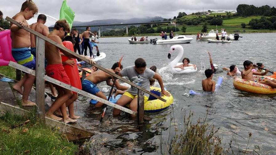 La fiesta, pasada por agua en navia