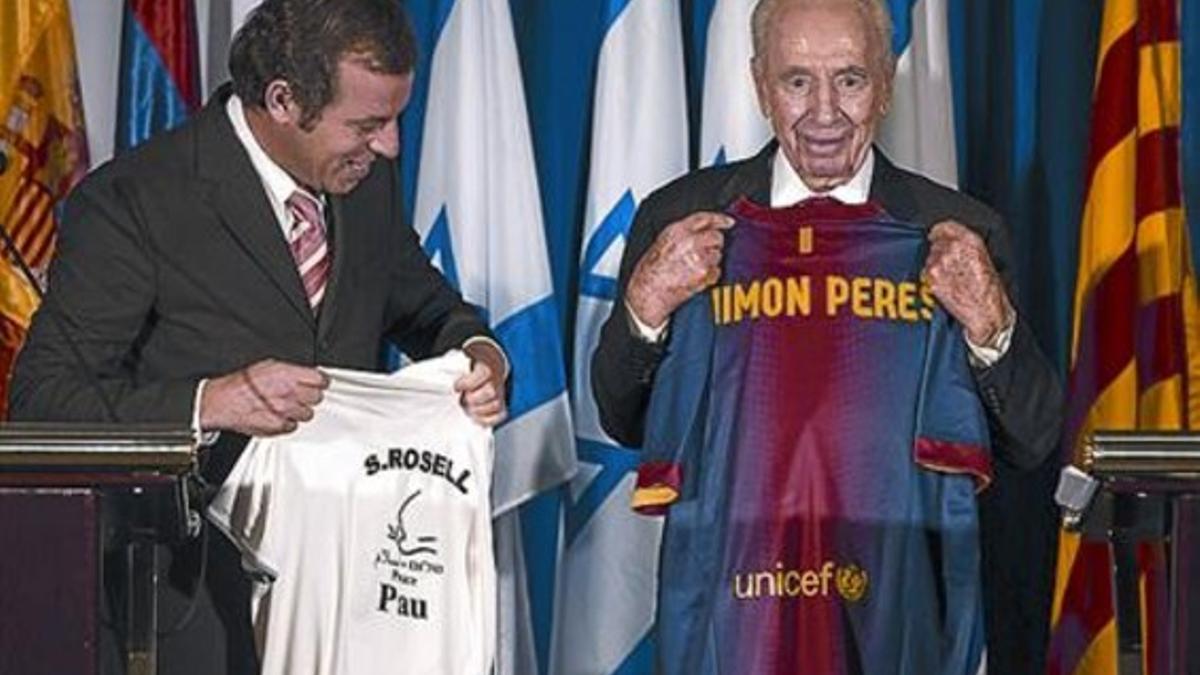 Rosell y Peres intercambian las camisetas, ayer en Tel-Aviv.