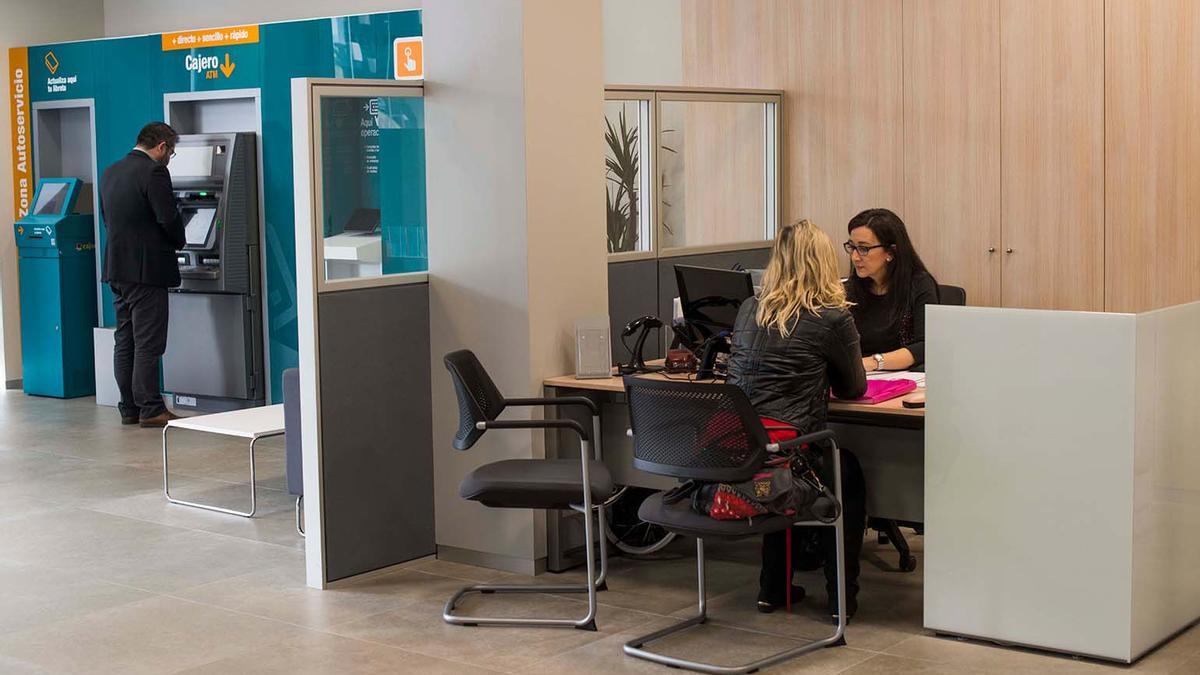 Imagen de un momento de trabajo en una oficina de atención al cliente de Cajamar sita en la provincia.