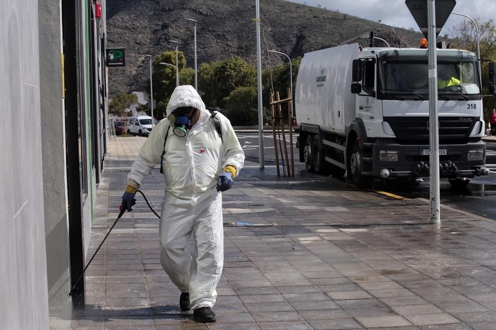 Tareas de limpieza en Santa Cruz de Tenerife