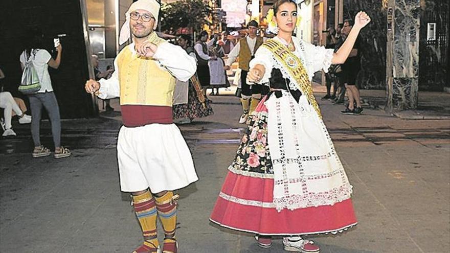 El vecindario hace más grande la cena de hermandad de las fiestas