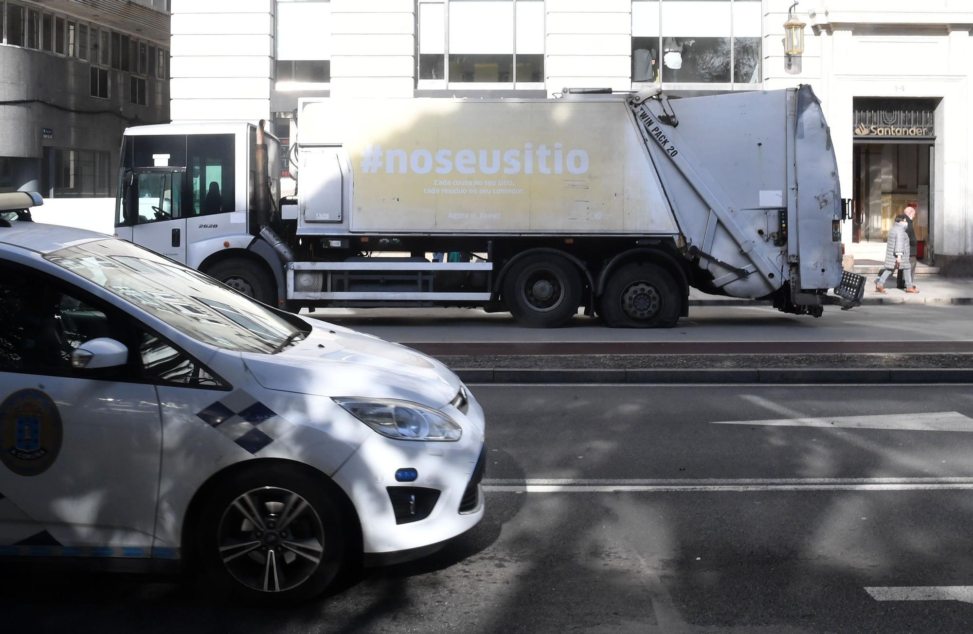 El Concello denuncia el "sabotaje" a al menos una veintena de camiones de la recogida de basura en A Coruña