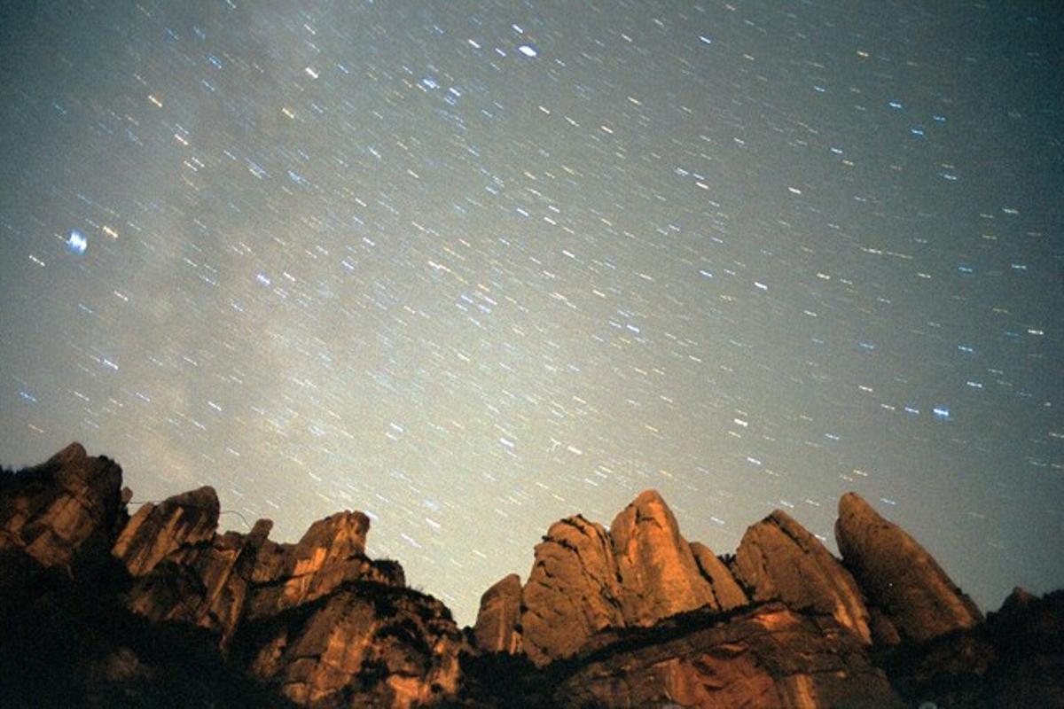 Pluja d’estrelles sobre Montserrat, en una imatge d’arxiu.