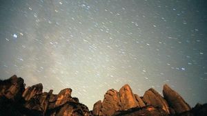 Pluja d’estrelles sobre Montserrat, en una imatge d’arxiu.