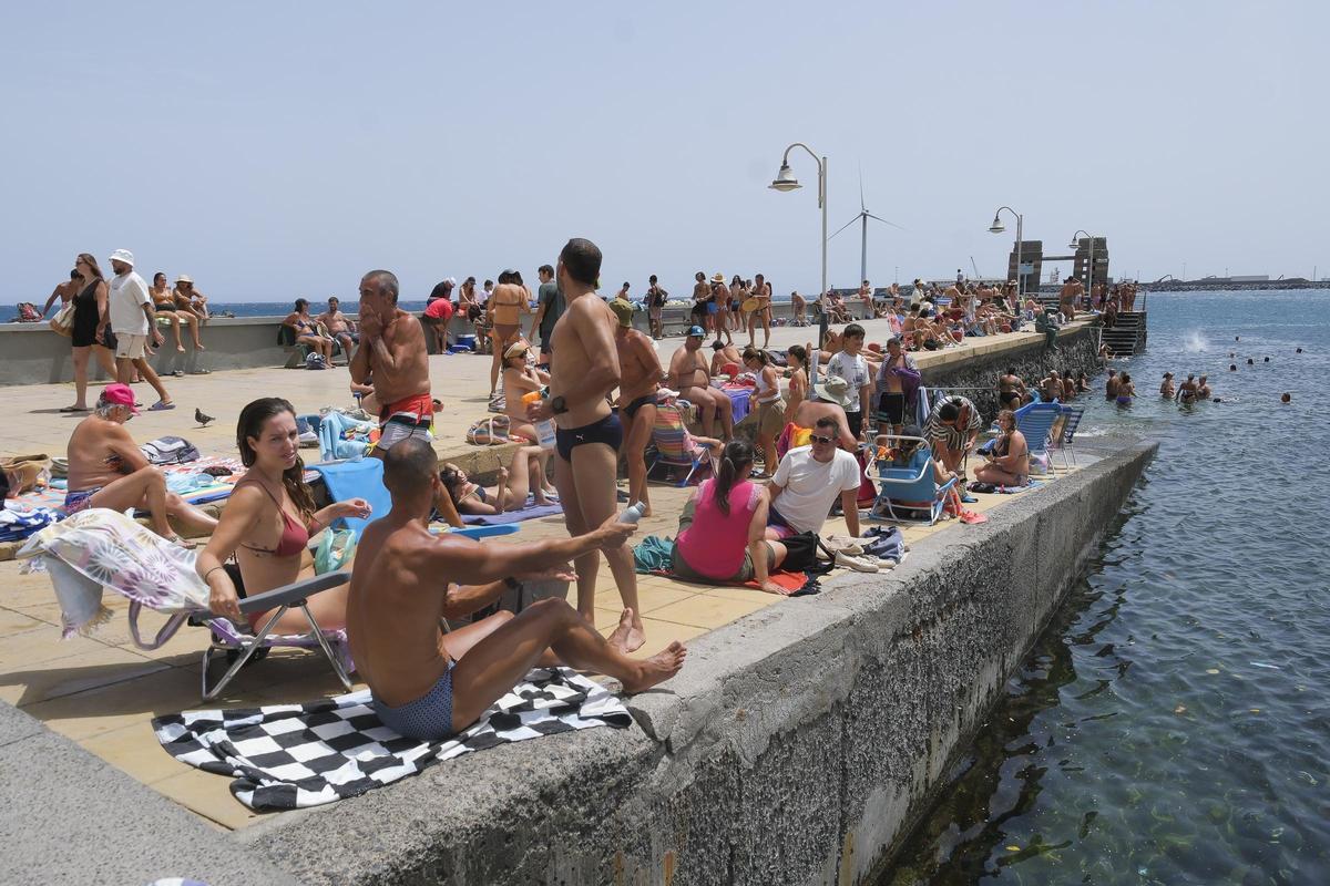 La playa de Arinaga (Agüimes), a rebosar este domingo.