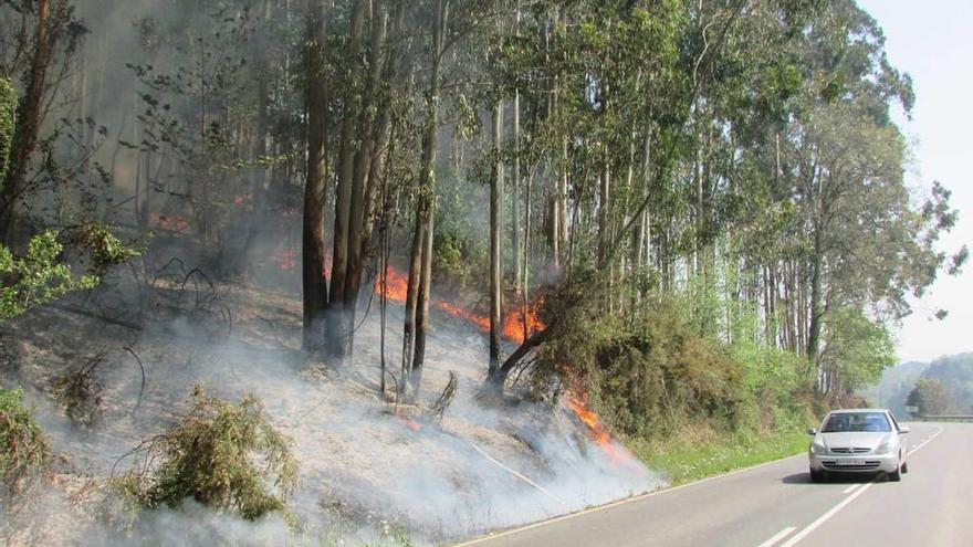 El incendio registrado en el Altu Caxiga, cerca de Posada de Llanes, ayer.