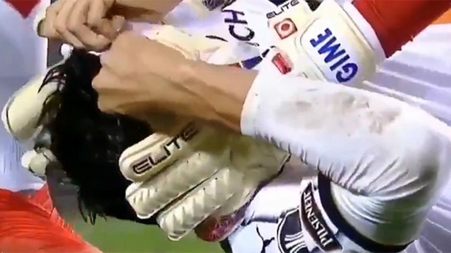 ¡ESCALOFRIANTE! Un jugador del Liga de Quito se lesiona de gravedad por salvar un gol de Tévez