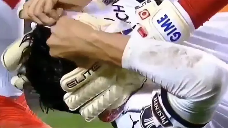 ¡ESCALOFRIANTE! Un jugador del Liga de Quito se lesiona de gravedad por salvar un gol de Tévez