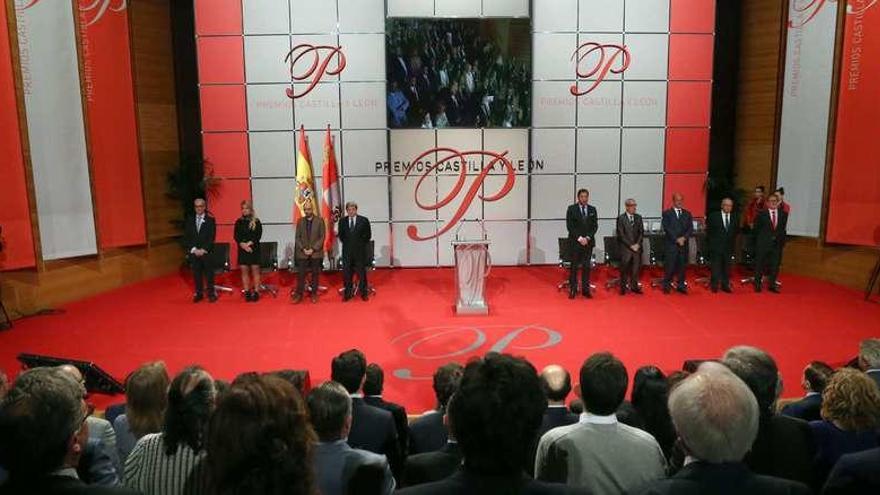 Vista general del acto de entrega de los Premios Castilla y León en la que aparecen los galardonados en el escenario.