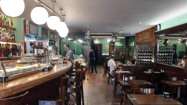 Los establecimentos deberán cobrar un recargo de 10 céntimos por envase de plástico de un solo uso
